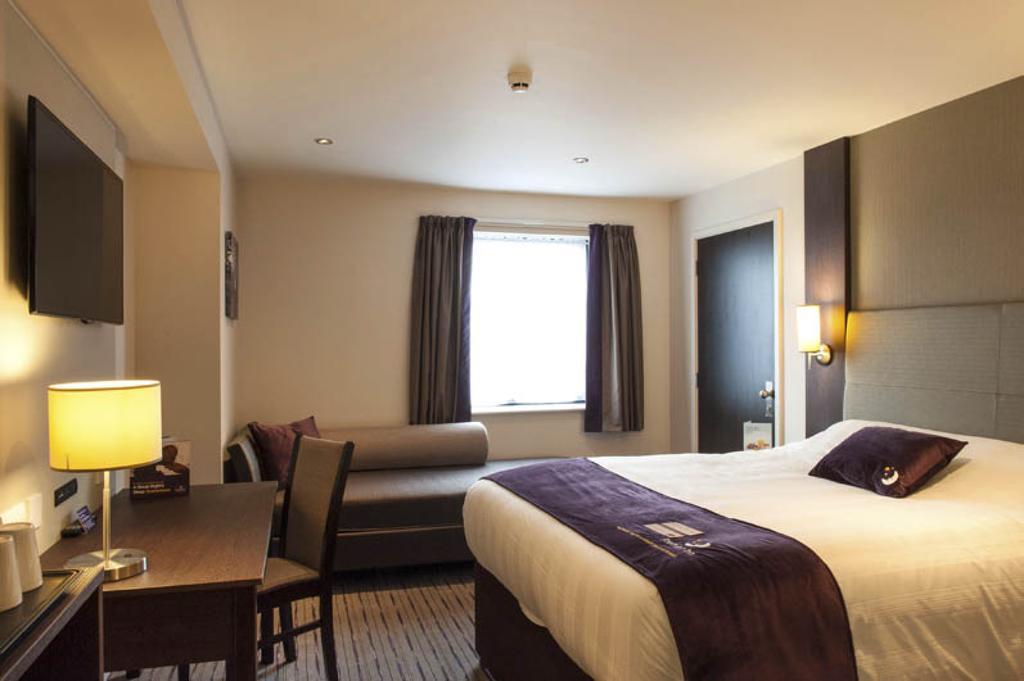 Premier Inn 머티르티드필 외부 사진