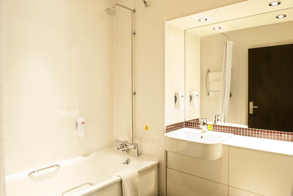 Premier Inn 머티르티드필 외부 사진