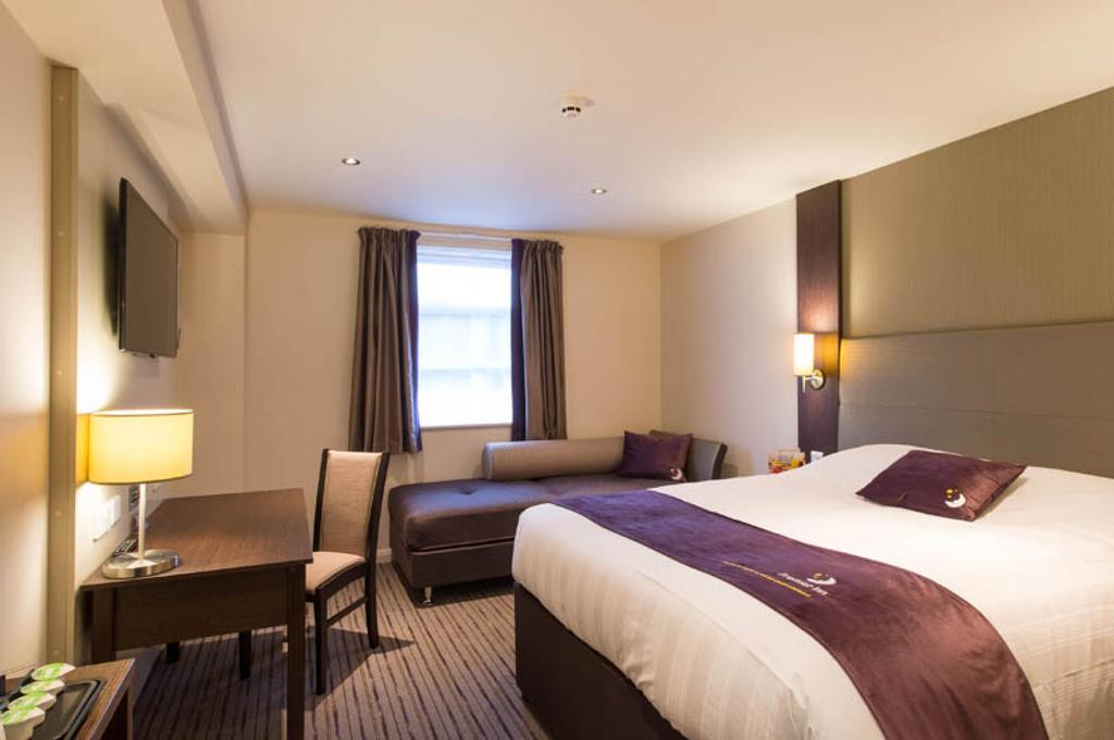 Premier Inn 머티르티드필 외부 사진